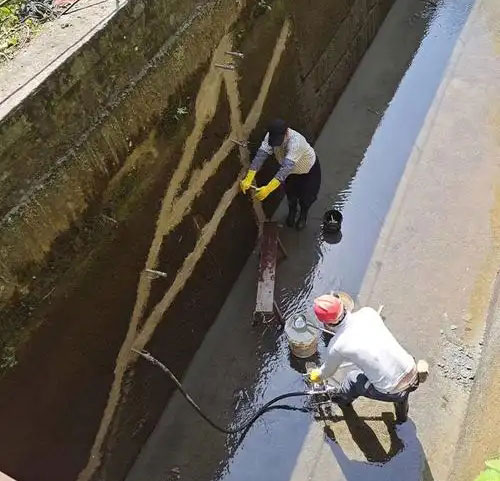 卢市镇污水池堵漏